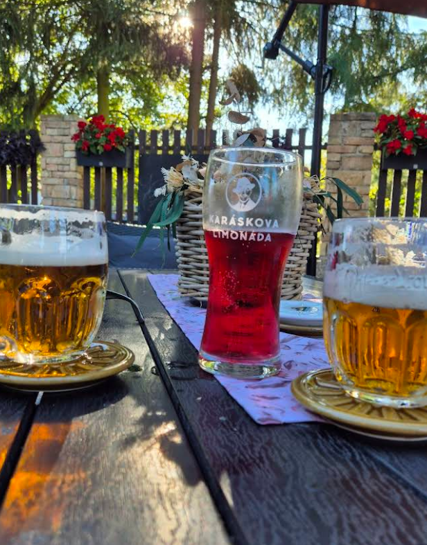 Pivo a Karáskova limonáda na stole